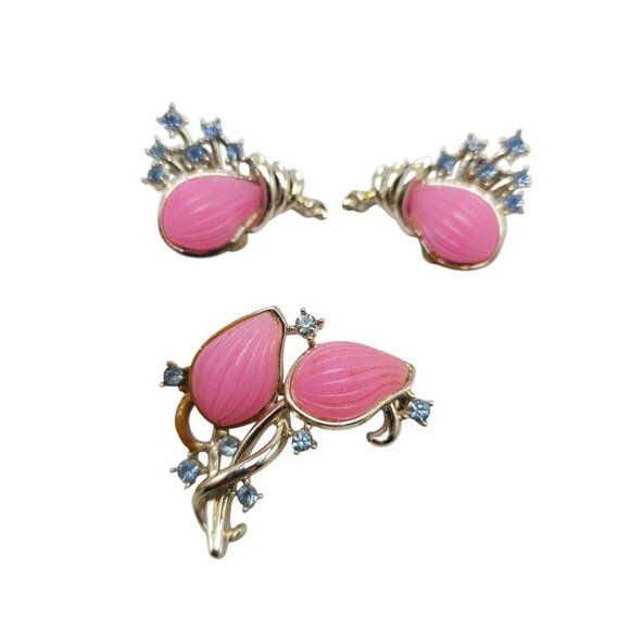 Vintage Gold Tone Pink Molded Lucite Blue Rhinestone Brooch Earrings Set - Picture 1 of 7